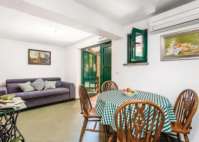 Apartment 1 Bedroom Gorgeous In *