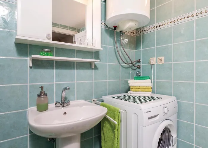 1 Bedroom Gorgeous In Apartment Lovran