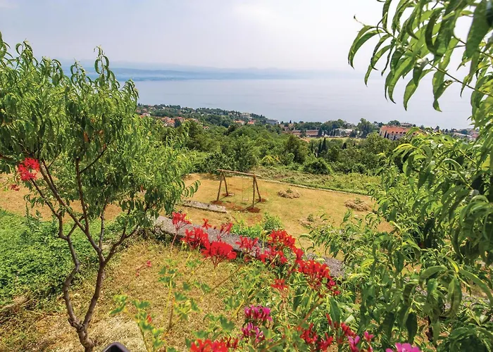 1 Bedroom Gorgeous In Appartement Lovran